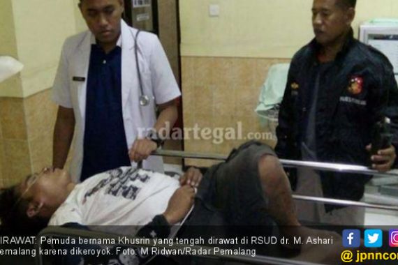 Bawa Arit Mengamuk di Masjid, Dikeroyok Tak Sadarkan Diri - JPNN.COM