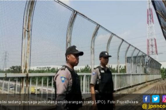 7 Jembatan Penyeberangan Orang Dijaga Polisi - JPNN.COM