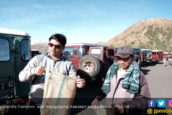 Dua Anak Mbak Puti Bagikan Kantong Sampah di Gunung Bromo - JPNN.COM