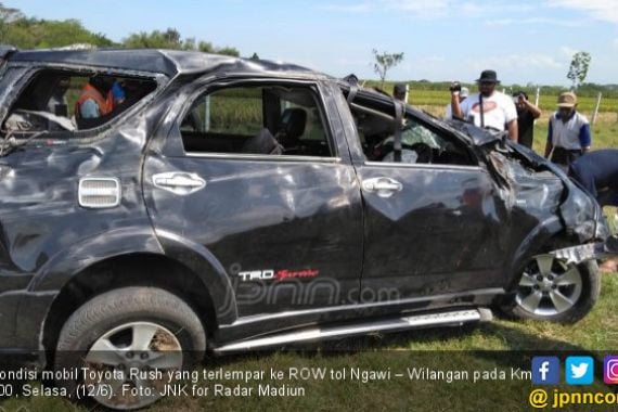 Mobil Terlempar dari Tol Ngawi – Wilangan, Remuk - JPNN.COM