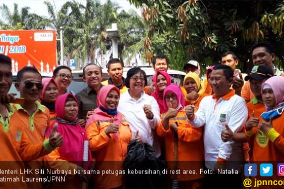 Sidak, Menteri Siti Ingatkan Pemudik Tak Buang Sampah di Tol - JPNN.COM