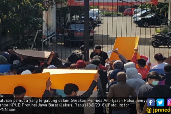 Massa Menyeruduk Kantor KPUD Jabar, Nih Tuntutannya - JPNN.COM