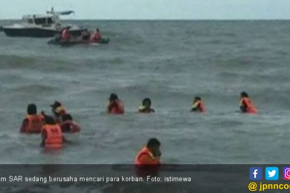 Kapal Nelayan Terbalik di Pantai Lugina, Dua Nelayan Dilaporkan Hilang - JPNN.COM