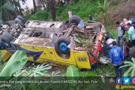 Bus Pemudik Terguling di Labusel, 1 Tewas, Belasan Terluka - JPNN.COM