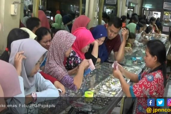 Lebaran, Warga Serbu Toko Emas - JPNN.COM