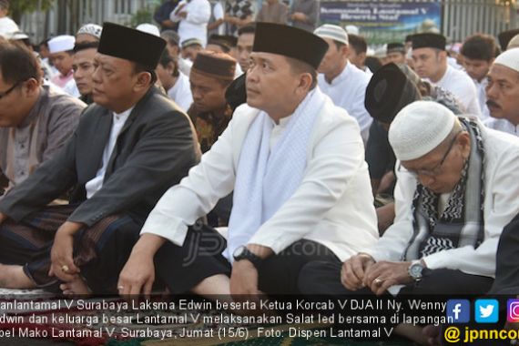 Danlantamal V Melaksanakan Salat Ied di Mako Lantamal V - JPNN.COM