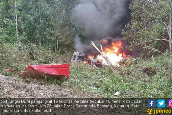 Mobil Tanki Pertalite Terguling dan Terbakar di Samarinda - JPNN.COM