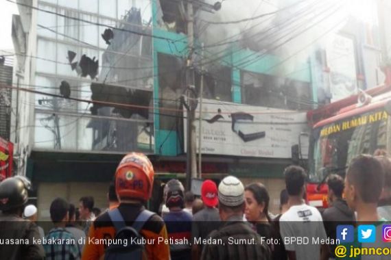 Kebakaran Hebat di Medan, 7 Rumah dan 3 Ruko Hangus Terbakar - JPNN.COM