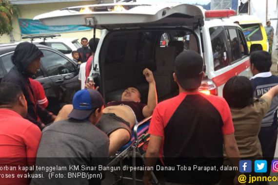 Evakuasi Belasan Korban KM Sinar Bangun, 1 Penumpang Tewas - JPNN.COM