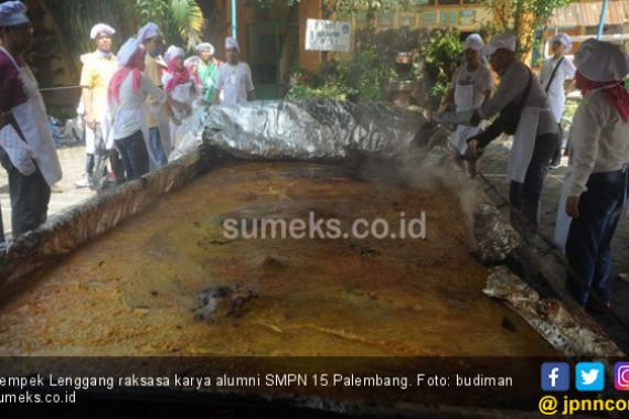 Habiskan 1,7 Ton Telur, Pempek Raksasa Ini Cetak Rekor Dunia - JPNN.COM