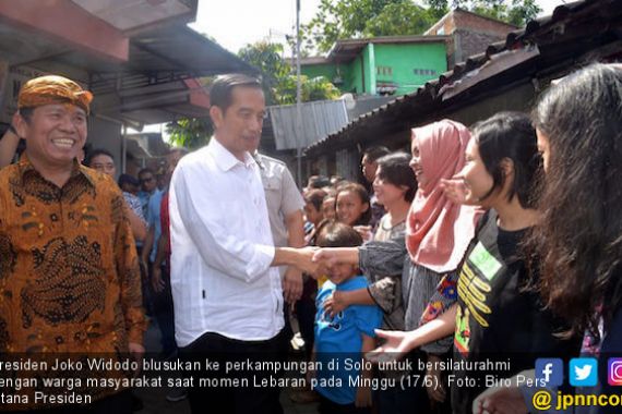Saat Lebaran, Presiden Jokowi Menyapa Warga di Perkampungan - JPNN.COM