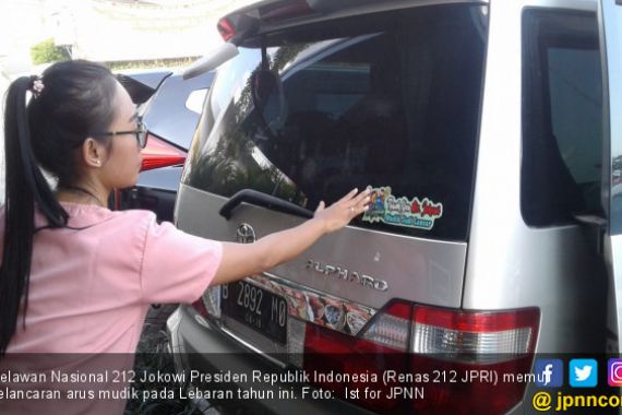 Bagikan Stiker saat Mudik, Relawan Puji Keberhasilan Jokowi - JPNN.COM