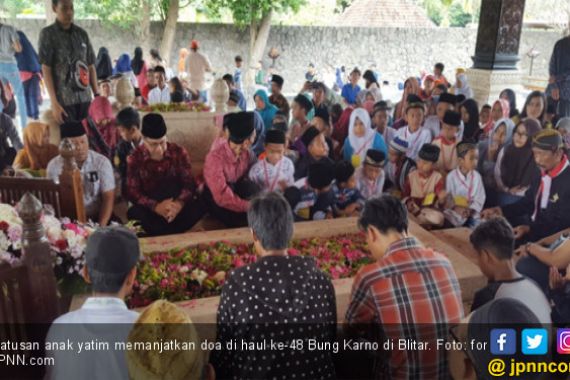 Penuh Haru dan Tangis, Anak Yatim Berdoa di Haul Bung Karno - JPNN.COM