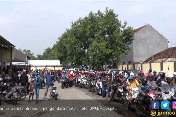 Samsat Diserbu Ribuan Pengendara Motor - JPNN.COM