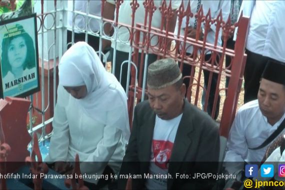 Khofifah Kembali ke Makam Marsinah - JPNN.COM