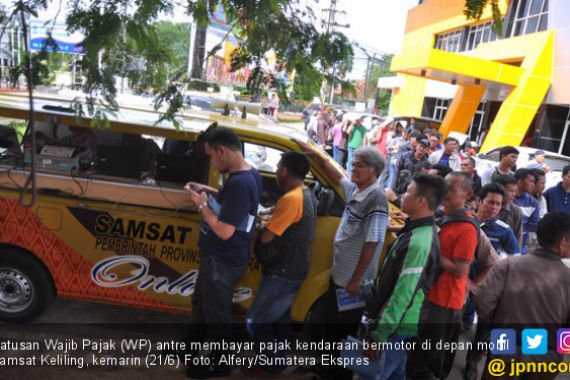 Khawatir Denda, Ratusan Wajib Pajak Serbu Samsat Palembang - JPNN.COM