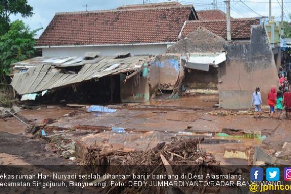 Ganasnya Banjir Bandang Alasmalang Jumat Pagi, Hancur Lebur - JPNN.COM