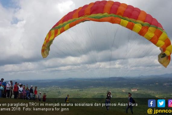 Kemenpora Sosialisasi Asian Para Games via Paragliding TROI - JPNN.COM