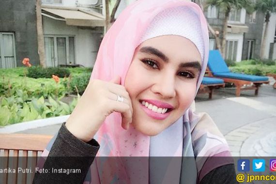 Kartika Putri Pulang Haji Bareng Suami? - JPNN.COM
