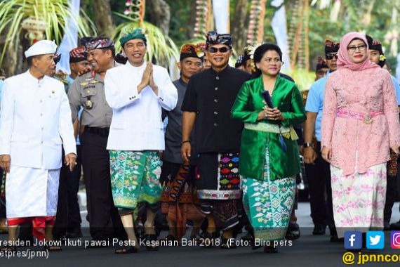 Dibalut Pakaian Adat, Jokowi Ikut Pawai Pesta Kesenian Bali - JPNN.COM