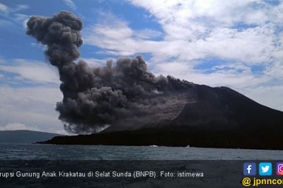 Gunung Anak Krakatau Erupsi Hingga Setinggi Satu Kilometer - JPNN.COM