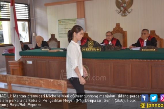 Hidup di Bui, Si Cantik Eks Pramugari Diisukan Jadi Lesbi - JPNN.COM