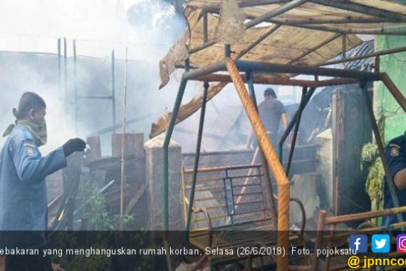 Kebakaran, Dua Balita Nyaris Terpanggang di Medan Sunggal - JPNN.COM