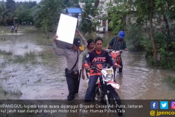 Banjir Selutut, Brigadir Cecep Panggul Kotak Suara ke TPS - JPNN.COM