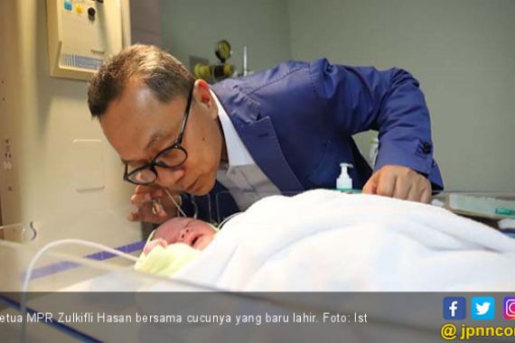 Selamat! Zulkifli Hasan Dikaruniai Cucu Kelima - JPNN.COM