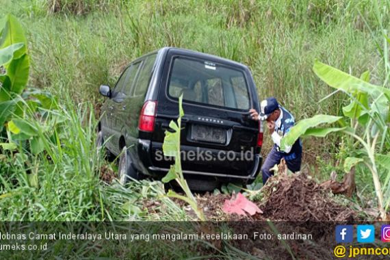 Pantau Pilgub, Mobil Dinas Camat Inderalaya Utara Tabrakan - JPNN.COM