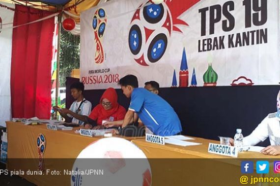 TPS Dekorasi Unik Mirip Lokasi Nobar Piala Dunia - JPNN.COM