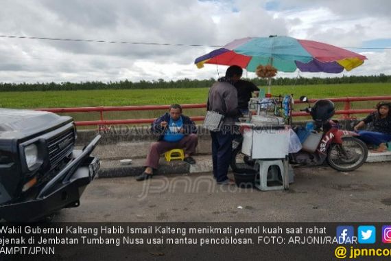 Pantau Pilkada, Habib Makan Pentol Kuah di Pinggir Jalan - JPNN.COM