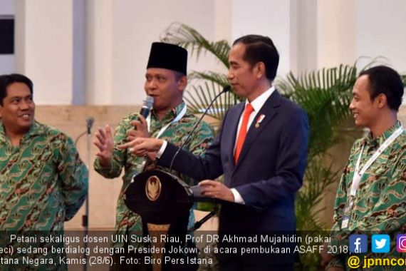 Jokowi Penasaran, Petani Riau Bergelar Profesor Doktor - JPNN.COM