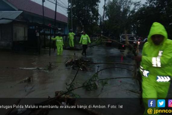 Atasi Banjir, Polda Maluku Terjunkan Brimob dan Sabhara - JPNN.COM