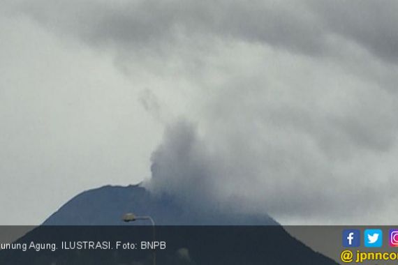Gunung Agung Erupsi, 7 Wilayah di Bali Terpapar Abu Vulkanis - JPNN.COM