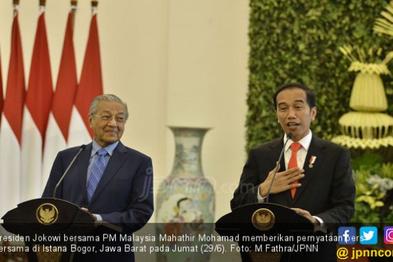 Cerita Jokowi Disopiri Mahathir Naik Proton, Ngebut Banget - JPNN.COM