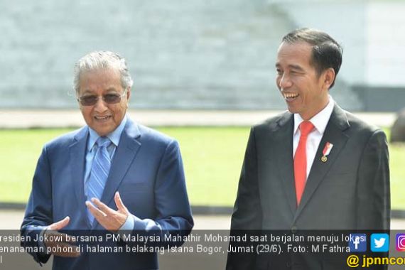 Dentuman Meriam Sambut Kedatangan Tun Mahathir ke Istana - JPNN.COM