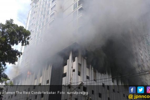 Apartemen Mewah Terbakar di Medan, Asap Hitam Membubung - JPNN.COM