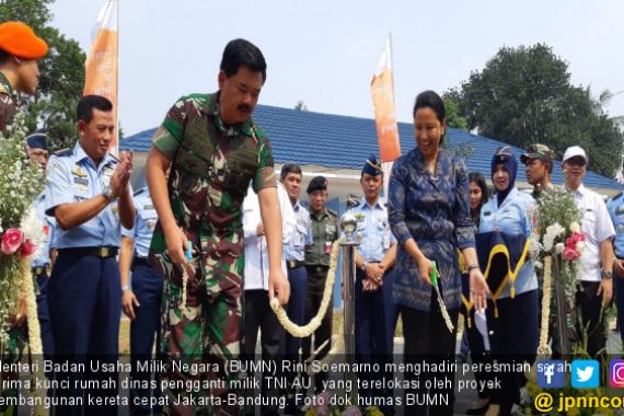 Bu Rini Serah Terima Kunci Kompleks Rumah Dinas TNI AU - JPNN.COM