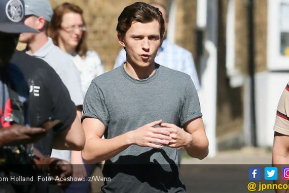 Mulai Syuting Spider-Man, Tom Holland Diburu Ratusan Fan - JPNN.COM