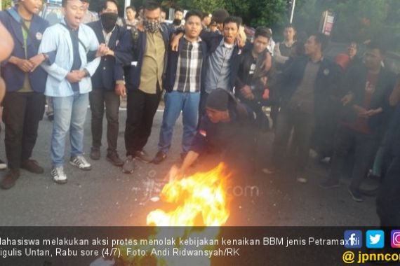 Protes Harga BBM Naik, Mahasiswa Bakar Gambar Jokowi - JPNN.COM