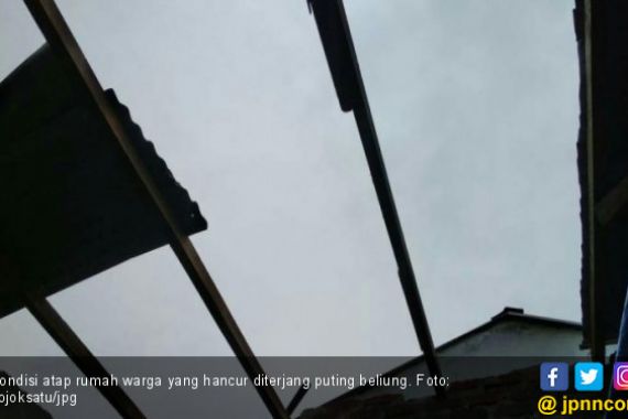Enam Rumah di Medan Rusak Diterjang Angin Puting Beliung - JPNN.COM