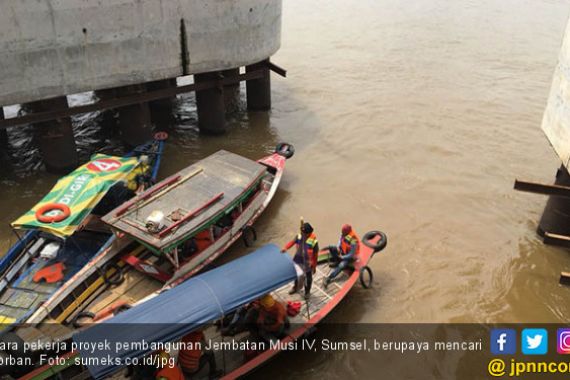 Pekerja Proyek yang Jatuh ke Sungai Musi Hilang Terbawa Arus - JPNN.COM