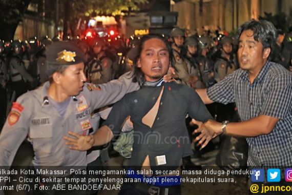 Rekapitulasi Suara Pilkada Kota Makassar, Ada Pemukulan? - JPNN.COM
