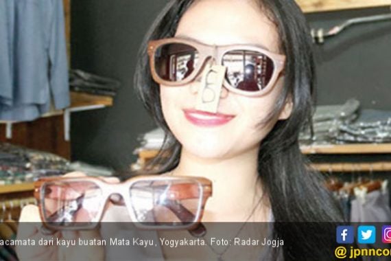 Kacamata Keren Made in Jogja Berbahan Limbah Kayu - JPNN.COM