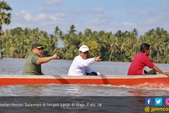 Turun ke Soppeng, Mentan Bantu Petani Korban Banjir - JPNN.COM