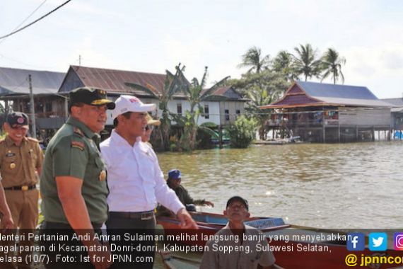 Amran Sulaiman Beri Bantuan ke Warga yang Terisolasi Banjir - JPNN.COM