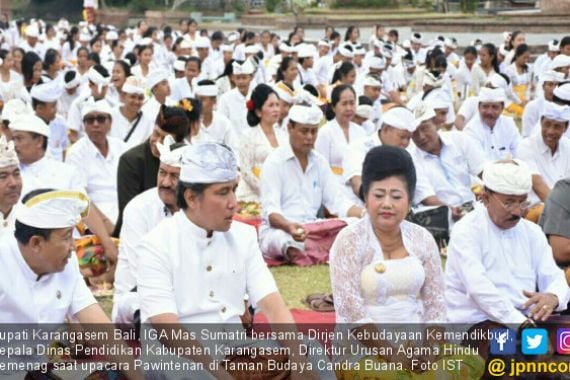 Ribuan Siswa di Karangasem Bali Lakukan Upacara Pawintenan - JPNN.COM