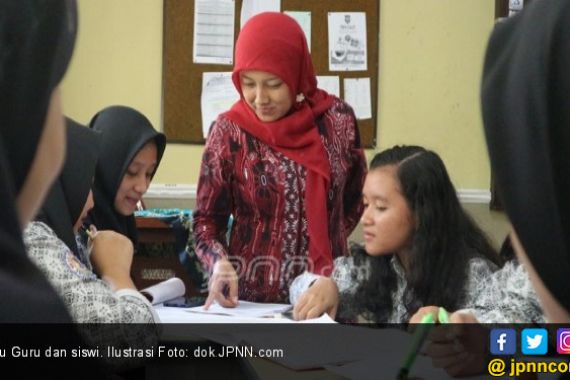 Gaji Pasti Naik, Guru Honorer Bakal Dapat Asuransi Kesehatan - JPNN.COM