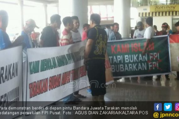 Waketum FPI Tiba di Bandara, Disambut Aksi Penolakan - JPNN.COM
